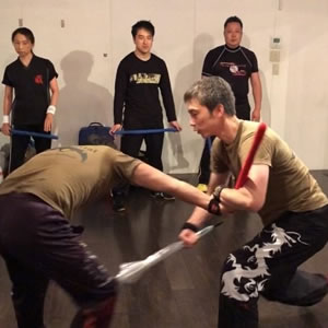 An umbrella is used to lean applications of baston techniques, which can control opponent’s balance.Similar technique is often be seen with Tonfa.
